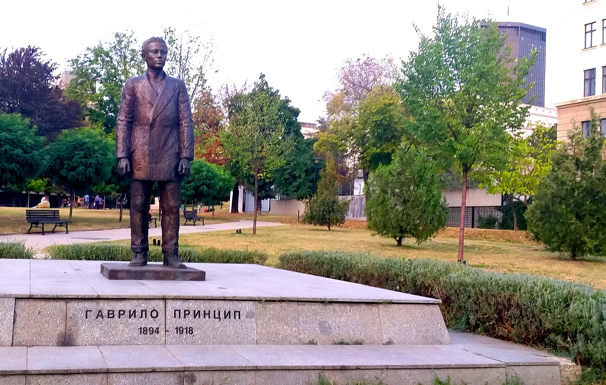 Gavrilo Princip szobra Belgrádban, a kép jobb szélén a szerb kormány épületének sarka látható