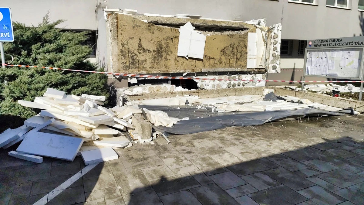 A leomlott előtető Komáromban
