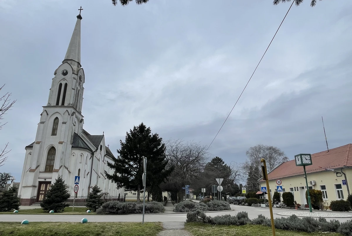 Székelykeve központja, nem csak a toronyóra mutatja az idő múlását