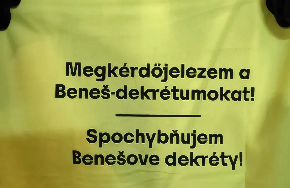 Ennek a mellénynek a viselését nem nézik jó szemmel a szlovák rendőrök a némaságtörvény elfogadása óta. Nem rájuk kell neheztelni, hanem azokra a politikusokra, akik ilyen eszement törvényt ráerőszakolnak a szlovákiai társadalomra (a kihallgatott magánya)
