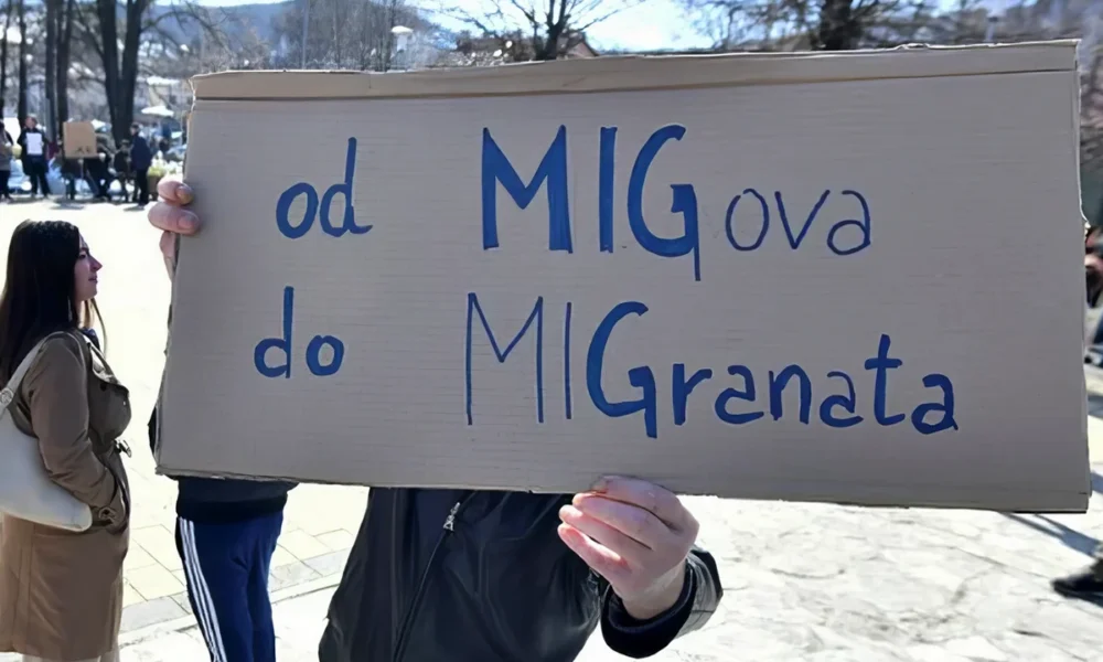 MIG-ektől a MIG-ránsokig - egy transzparens a plitvicei tüntetésről