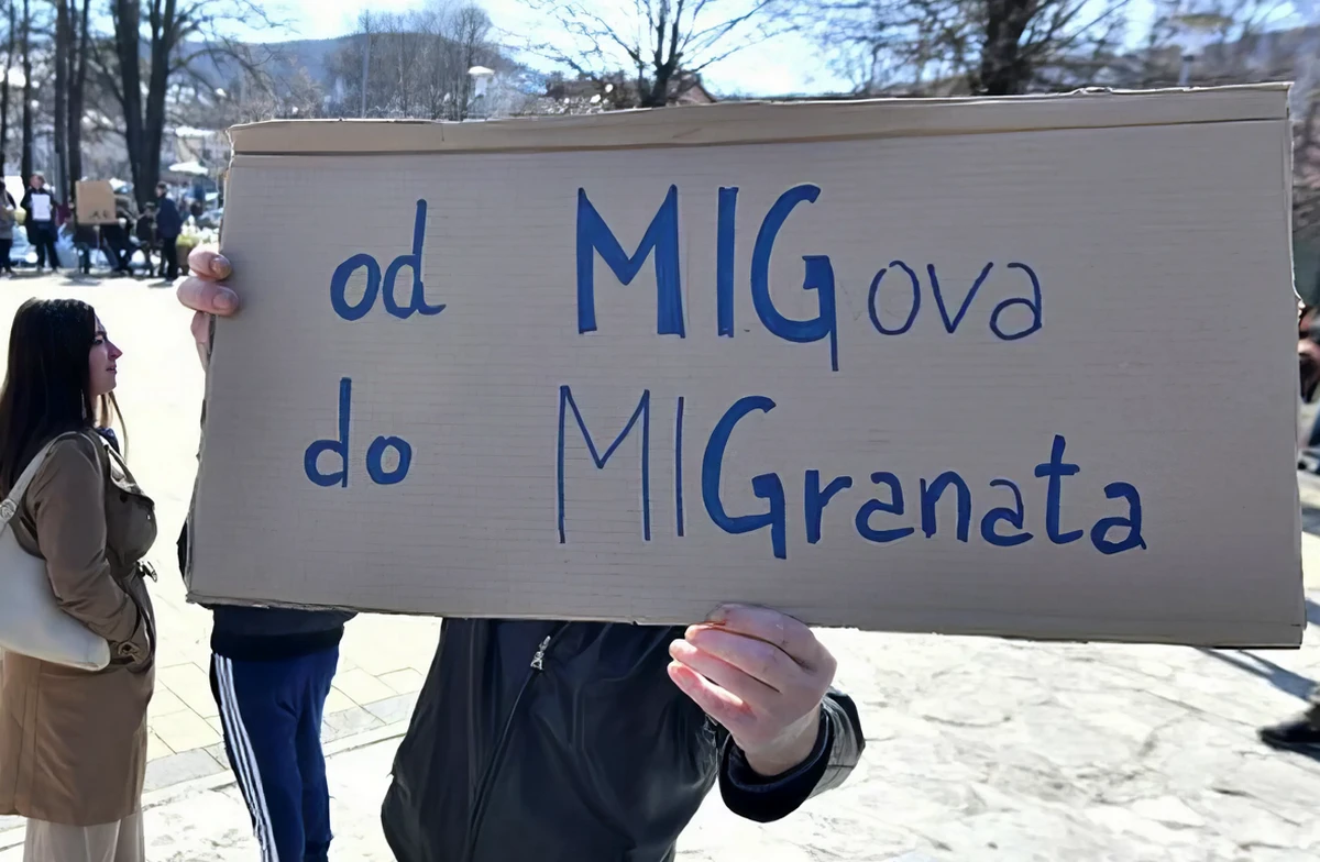 MIG-ektől a MIG-ránsokig - egy transzparens a plitvicei tüntetésről