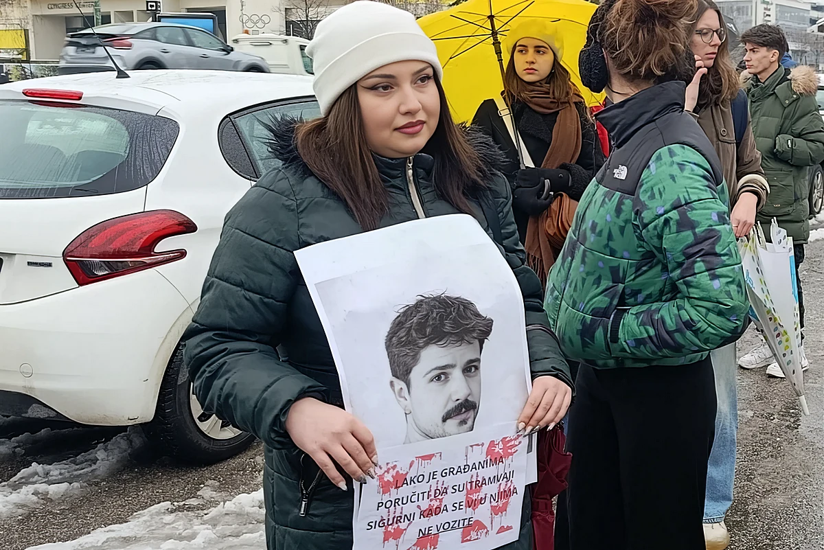 Szarajevó forrong: halálos villamosbaleset után utcán a diákok 2 Egy tüntető az életét vesztett Erdoan Morankić arcképével (Forrás: X platform)