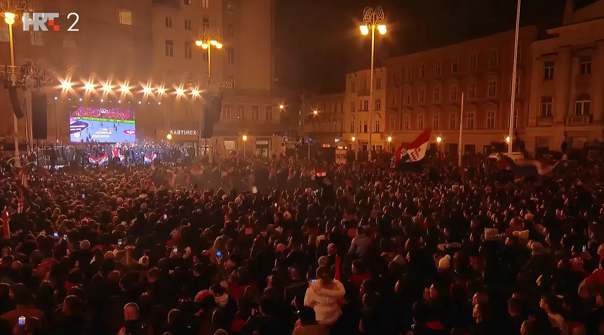 Kis ország, nagy cirkusz: a horvát kézilabdázók ünneplése 2.0 2 Az este dugig megtelt a Jelačić bán tér, ahol Thompson vezényletével többezer torokból zúgott fel a nemhivatalos himnusz;, a Lijepa li si