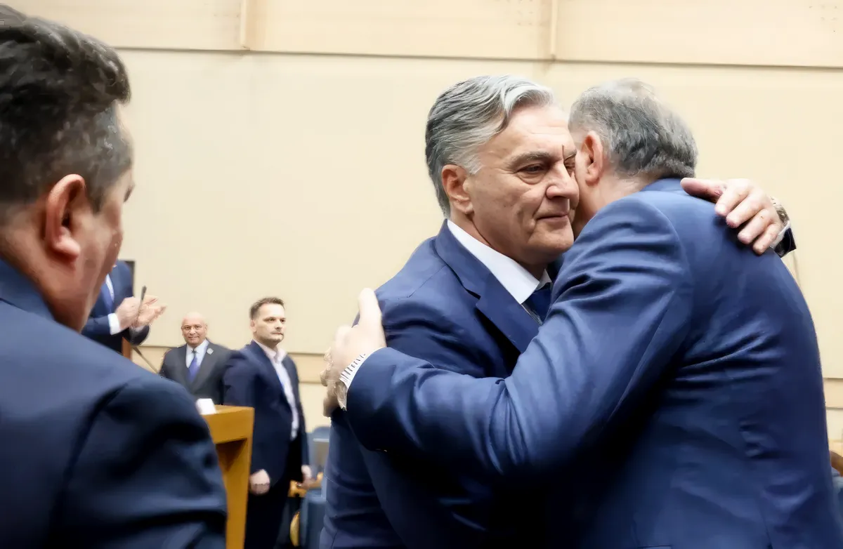 Úgy látszik a február 14-e utáni napok a férfias ölelkezések időszaka a szerbek által uralt térségben, a képen Siniša Karan és Milorad Dodik borult össze