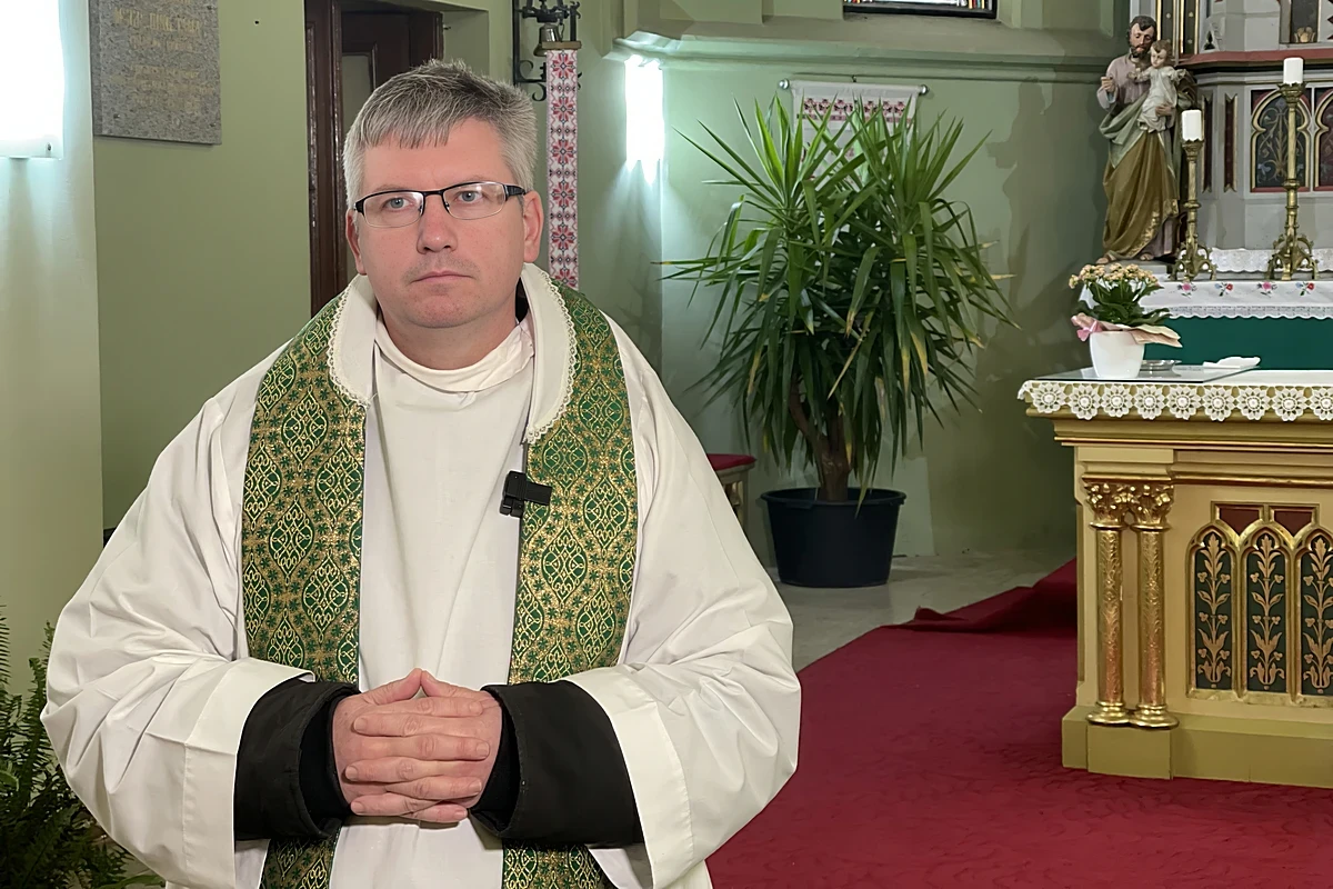 A plébános szerint külföldről hozzák haza a gyermekeket, megkeresztelik, s mennek is vissza