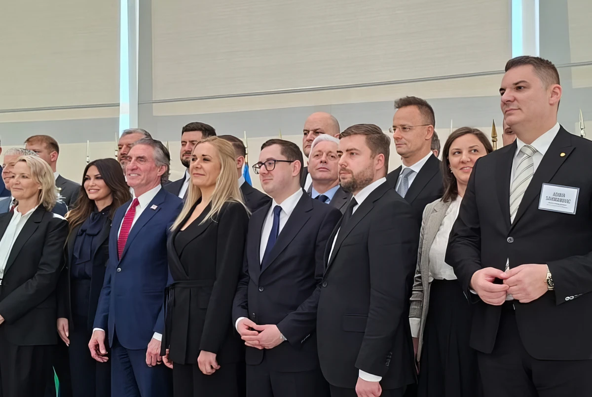 A helyben futás művészete: valószínűleg mégis jön orosz olaj a JANAF-on, ha... 2 A Transzatlanti Gázbiztonsági Csúcstalálkozón készült "családi fotózkodás" alkalmával Anter Susnjar horvát gazdasági miniszter és Szijjártó Péter magyar külgazdasági és külügyminiszter egymás mellett állt.