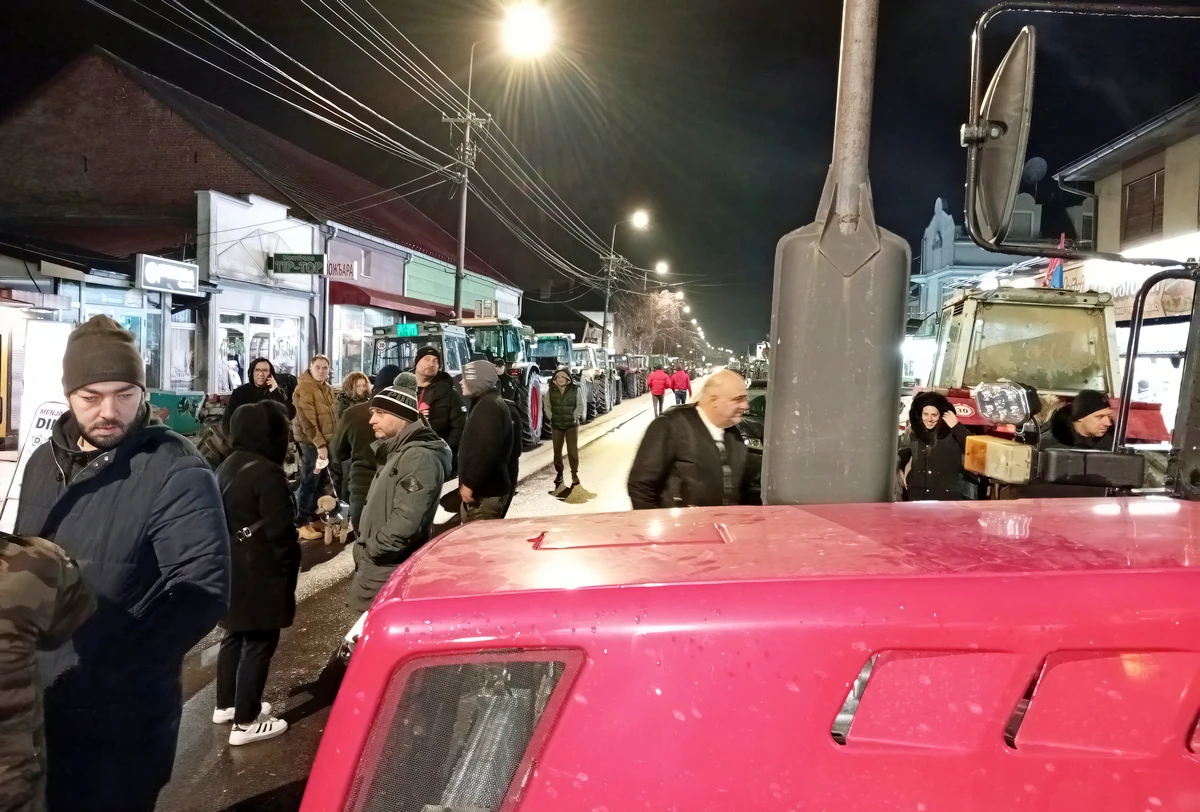 Szerbiai gazdatüntetések: traktorokkal tiltakoznak a gazdák Mrčajevciban, de nem csak ott