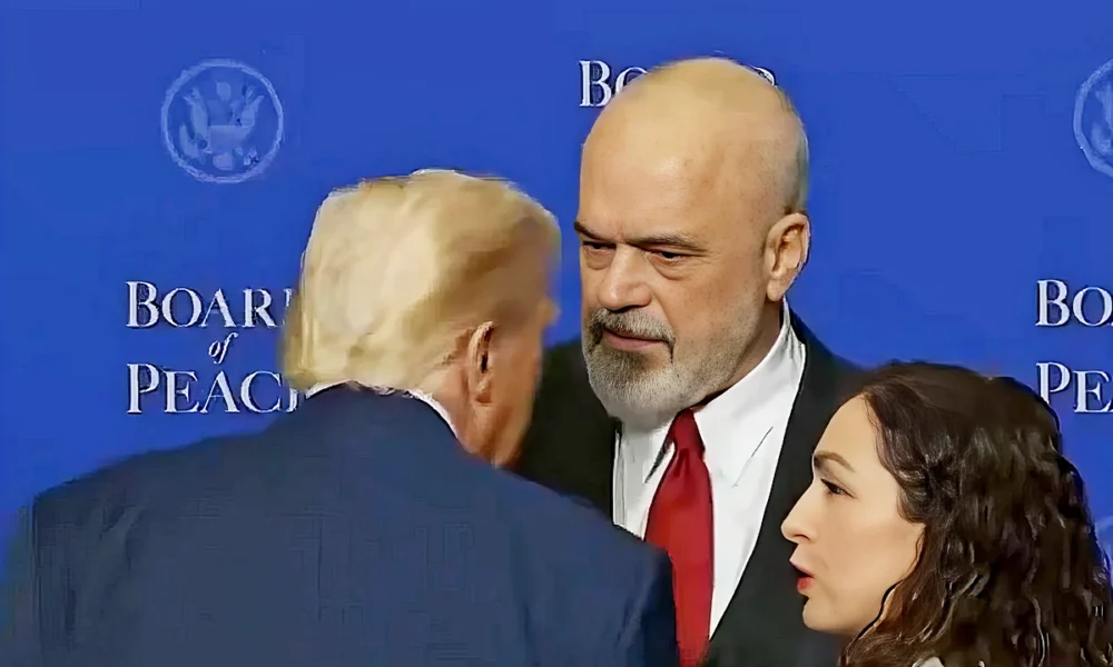 Az albán miniszterelnök felvetése minden bizonnyal megérintette az amerikai elnököt, a képen a Béketanács alakuló ülésén résztvevő Edi Rama albán miniszterelnök, Vjosa Osmani koszovói elnök, és Donald Trump háta (Forrás: Screenshot)