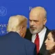 Az albán miniszterelnök felvetése minden bizonnyal megérintette az amerikai elnököt, a képen a Béketanács alakuló ülésén résztvevő Edi Rama albán miniszterelnök, Vjosa Osmani koszovói elnök, és Donald Trump háta (Forrás: Screenshot)