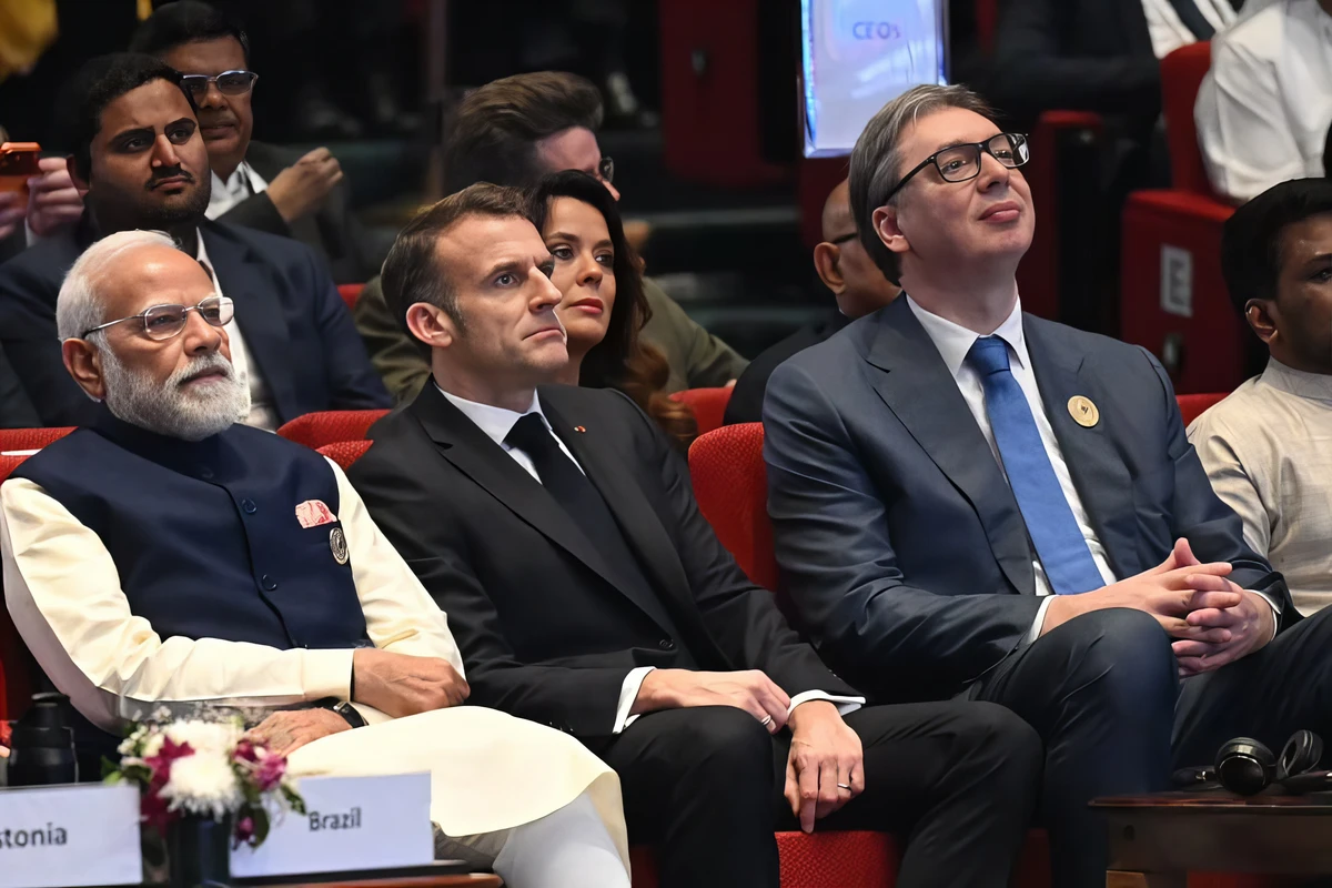 Szerbia és a digitális forradalom: miért járt Vučić Indiában? 4 A résztvevők nagy odaadással nézték a mesterséges intelligencia hatásáról szóló filmet: A képen Emmanuel Macron és Aleksandar Vucic