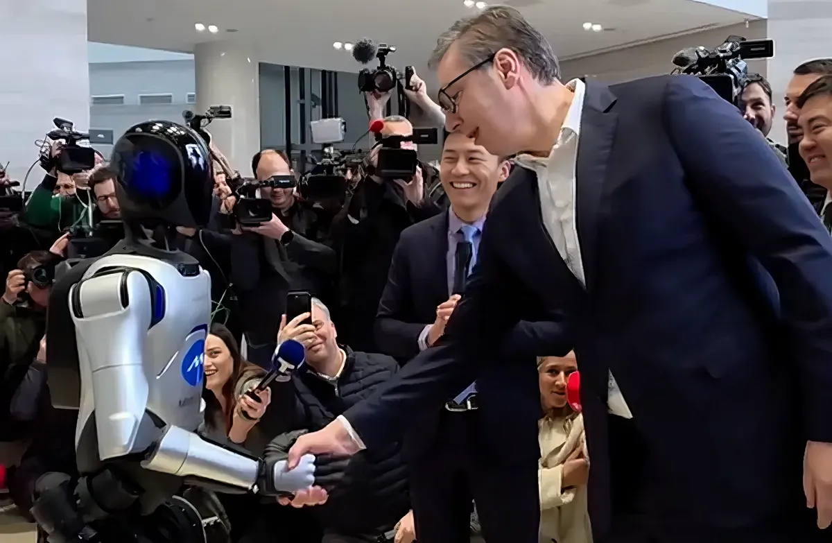 Vučić robotokkal turbózná fel a szerb hadsereget 2 Harmadik típusú kézfogás