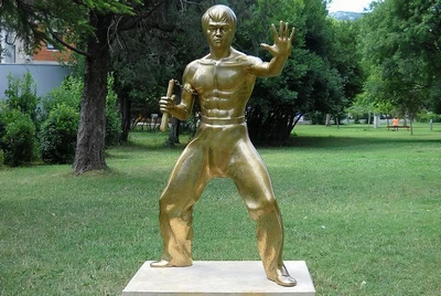 Harcos, aki kétszer is elszámolt a végtelenig (majd itt hagyta az árnyékát) 4 Bruce Lee szobra valamikor régen