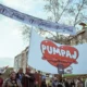 Pumpálnak a helyhatósági választások előtt Kúlán a diákokat támogató emberek, fejük felett a kifeszített transzparens hirdeti a szerb elnök listáját