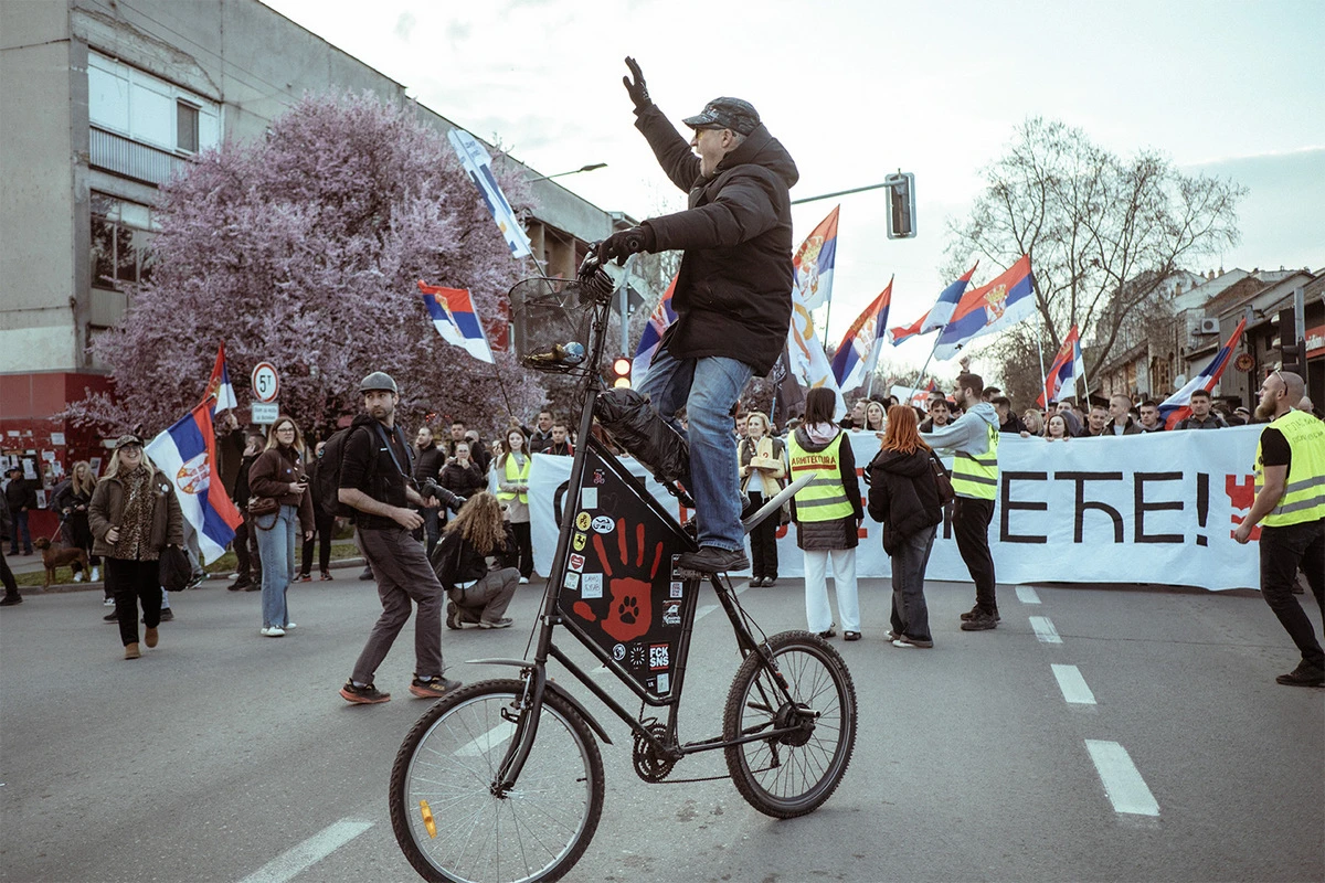 A helyzet magaslatán, egy kormányellenes demonstráló Kúlán (Fotó: Mina Delić)