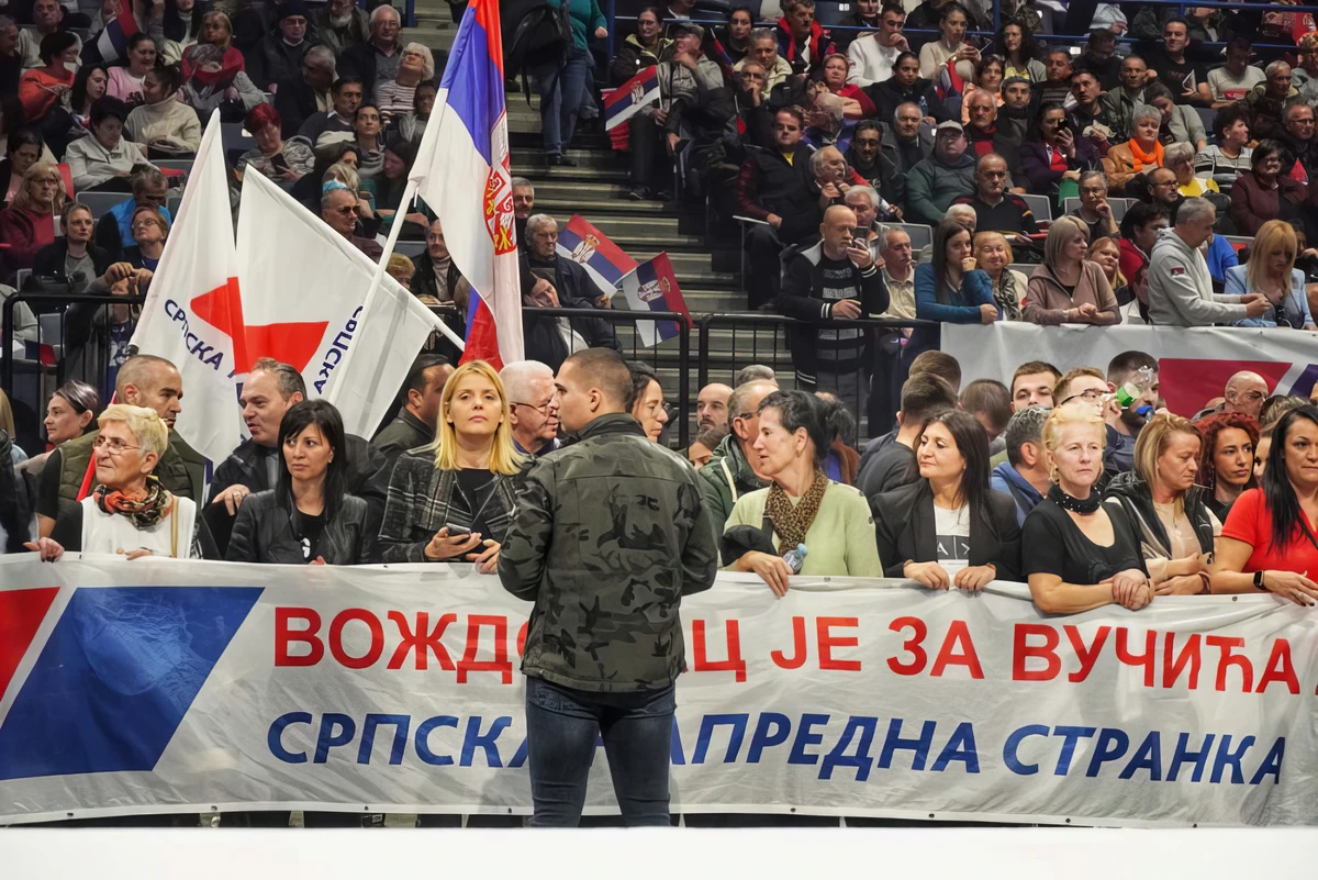 Szigorúan ellenőrzött közönség Vučić választási nagygyűlésén a belgrádi Arénában, ahova 32 ezer embert tereltek be a kormányközeli sajtó szerint, míg további 38 ezer kint rekedt. Ennyi embert buszoztattak össze!