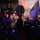 JÓL SZERVEZETT : Szijjártó Péter a győri kampánygyűlésen arra kérte a hallgatóságot, hogy mutassanak piros lapot az ukránoknak, az ukrán titkosszolbálatoknak: és lám, sok embernél volt piros lap, ezen még Brüsszel is meglepődne (Forrás: Facebook, Szijjártó Péter)