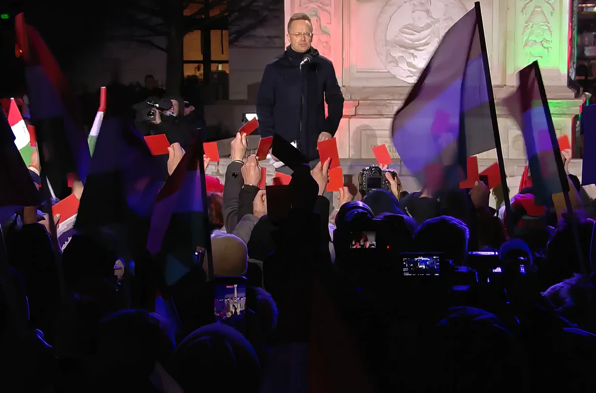 JÓL SZERVEZETT : Szijjártó Péter a győri kampánygyűlésen arra kérte a hallgatóságot, hogy mutassanak piros lapot az ukránoknak, az ukrán titkosszolbálatoknak: és lám, sok embernél volt piros lap, ezen még Brüsszel is meglepődne (Forrás: Facebook, Szijjártó Péter)