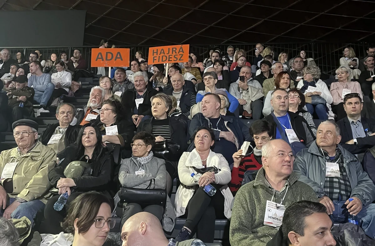Így kampányol a VMSZ a Fidesznek a Vajdaságban 3 A hátsó sorok