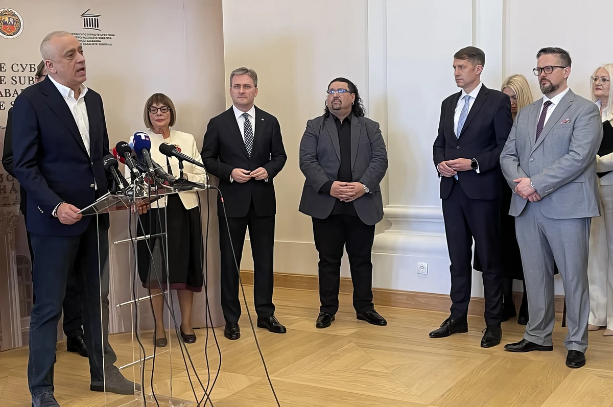 Stevan Bakić, Szabadka polgármestere nem bakizott, 56-dik születésnapja alkalmából köszöntötte a "Nagy Vezért", a Bálintok (Pásztor Bálint, Juhász Bálint) lesték a szavait