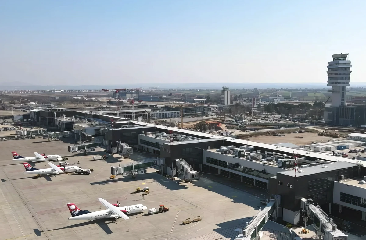 A fegyverexport jelentős része a belgrádi repülőtéren keresztül zajlik, ide érkeznek az izraeli cargo-gépek is