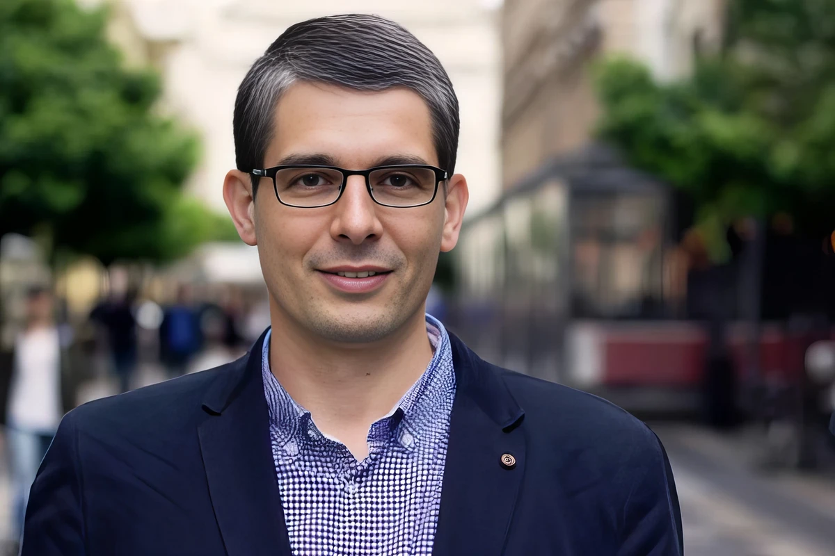 Fiala-Butora: Egyedül a rendőröknek volt gondjuk a mellényekkel, ők avatkoztak be ezek miatt, de mivel tudják, hogy erre nem volt jogalapjuk, most úgy tesznek, mintha nem is történt volna beavatkozás. Mintha Orosz Örs önként szeretett volna elmenni a rendőrösre, és a rendőrök jólelkű önkéntes taxiszolgálatként csak odavitték volna