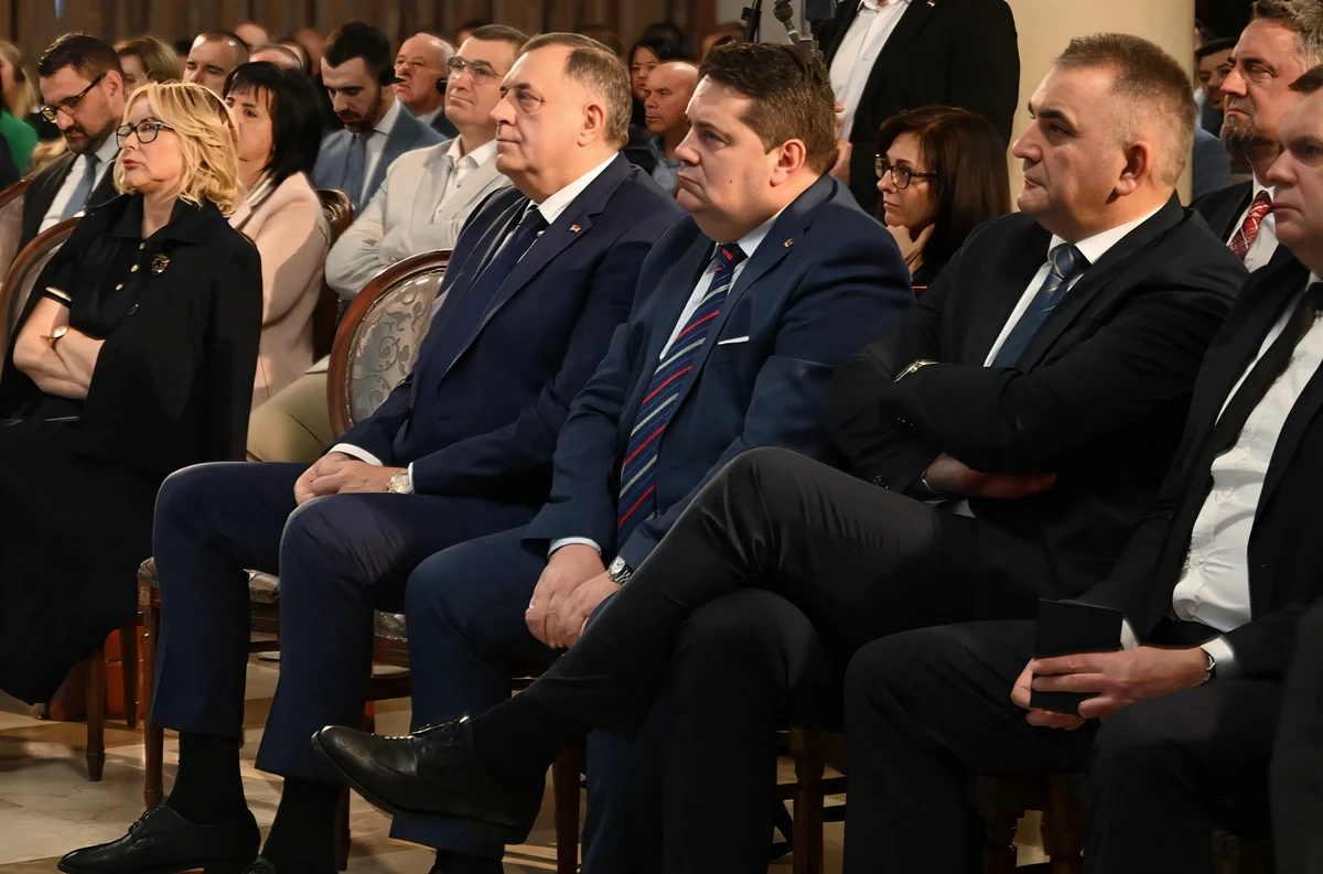 A galeri marad, az irány változik, Dodikék áhítattal figyelik Flynn tábornok előadását