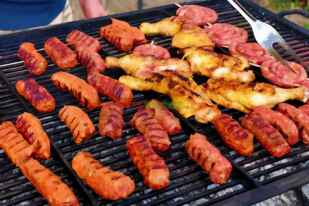 Milyen bírságok várnak a románokra, ha az erkélyükön vagy a lakóházuk előtt grilleznek: könnyen előfordulhat, hogy 5000 lej (közel ezer euró) bírságot kell fizetniük, amiből jónéhány kocsmázás kijönne (Forrás: Unirea)
