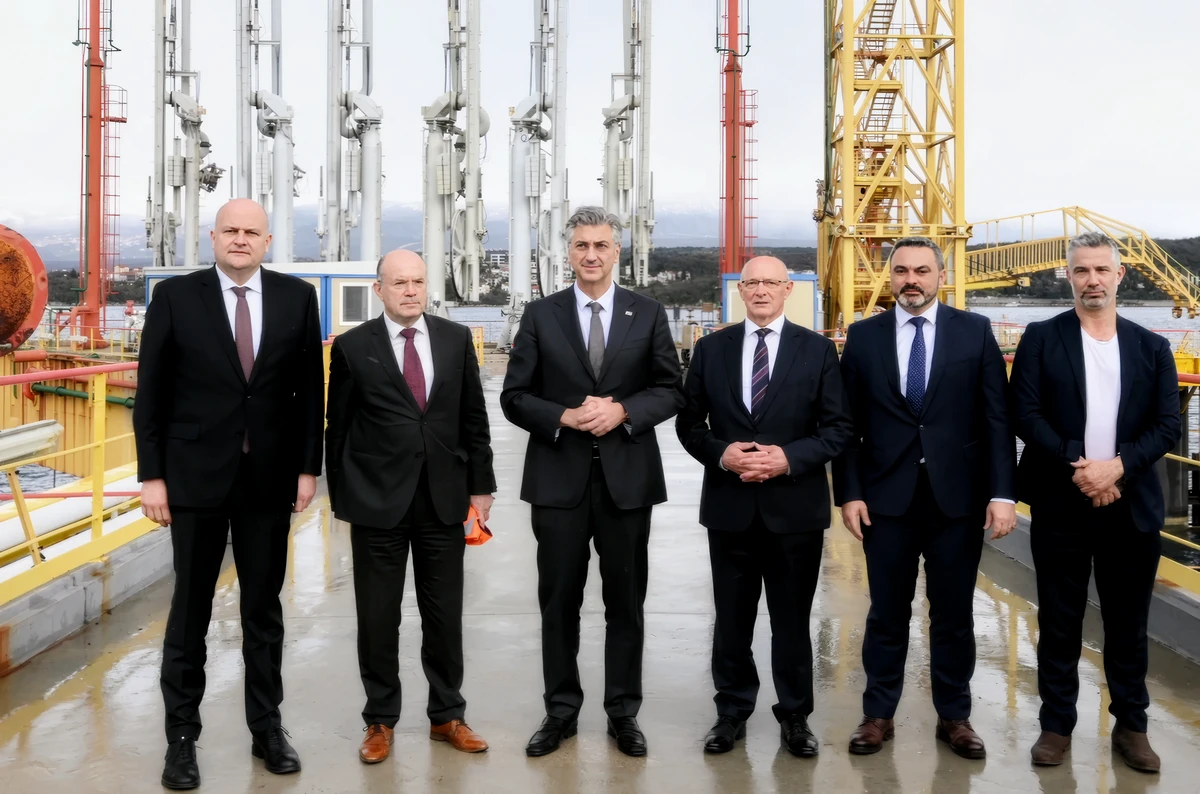 Ciklon, anyahajó, földrengés: van minden, mint karácsonykor 4 A horvát kormány delegációja felkereste a Janaf és az LNG létesítményeit