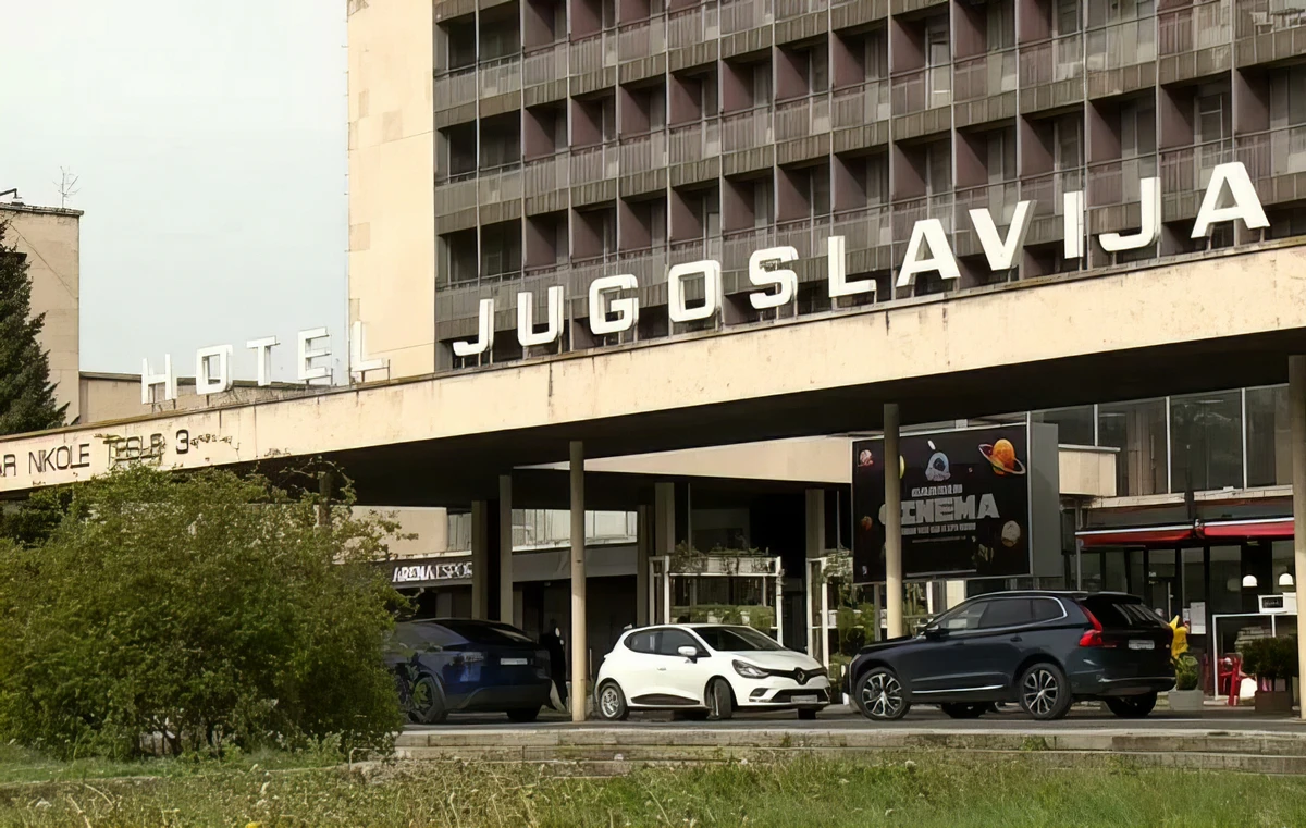 A szálloda ugyanúgy járt, mint az ország: lerombolták