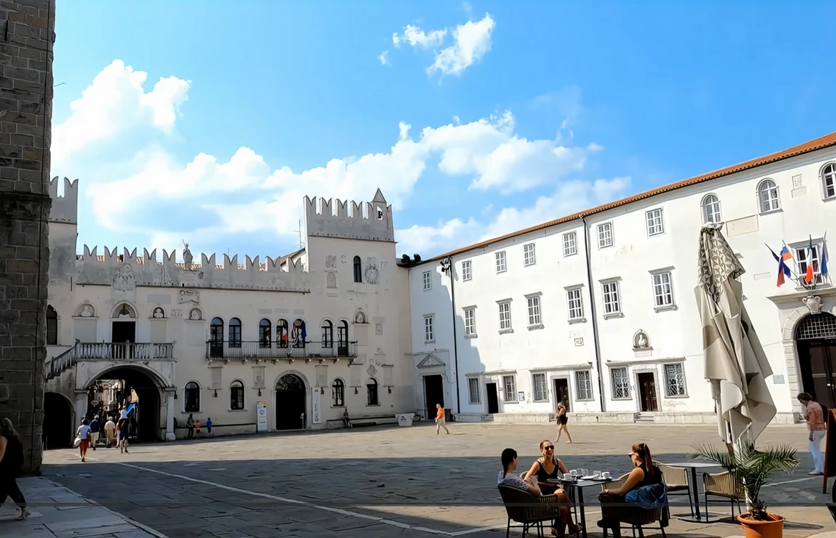 Koper (olaszul - Capo d`Istria) nagyjából öt évszázadon át, 1279-től 1797-ig a Velencei Köztársaság része volt. Ez a korszak döntően meghatározta a város arculatát, kultúráját és építészetét