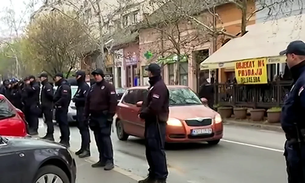 Szerbiában általában bérelt vendéglőkben folyik a választási mérnökösködés (izborni inžinjering), ahol "akadémiai szintre" emelte a Szerb Haladó Párt a választások elcsalását
