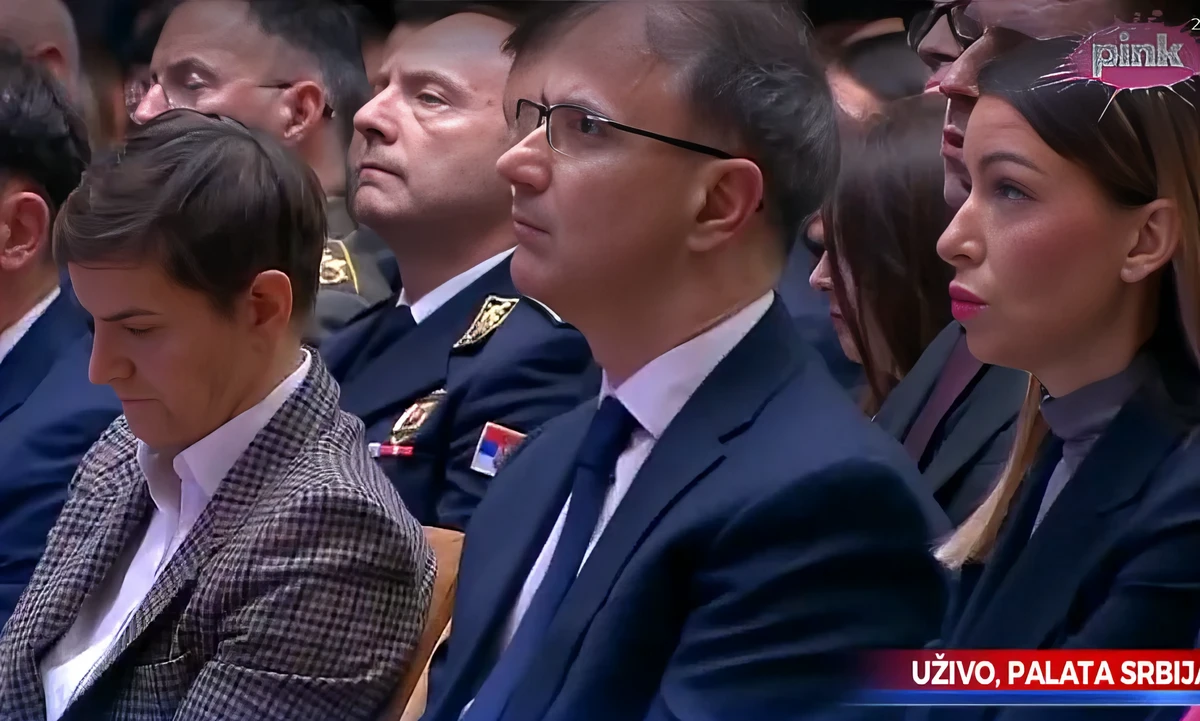 Középen Đuro Macut  miniszterelnök, balról  Ana Brnabić házelnök, jobbról Adrijana Mesarović gazdasági miniszter