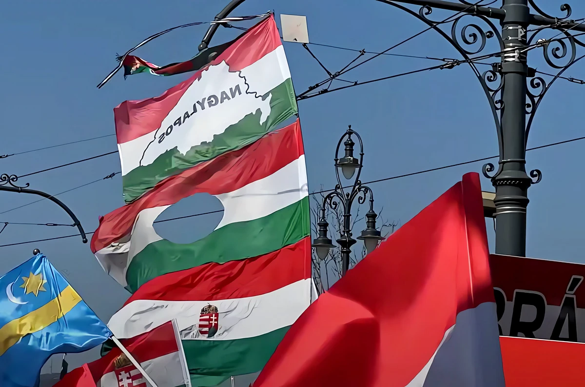 A magyar MAGÁ-zódás: Make Hungary Great Again, erre az alkalomra frissen legyártva "nagylapos stílusban" 