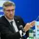 A horvát miniszterelnök a kormányzó HDZ vezetőségi ülésén közölte: megbízták a külügyminisztériumot, hogy gondoskodjon a Perzsa-öböl menti országokban tartózkodó horvát állampolgárok hazatéréséről. Plenkovic arról is beszélt, hogy az energiaárak alakulása az új körülmények között fontos szerepet játszik a gazdaságok működésében. Aztán meg józanságra is intett, jelentsen ez bármit is