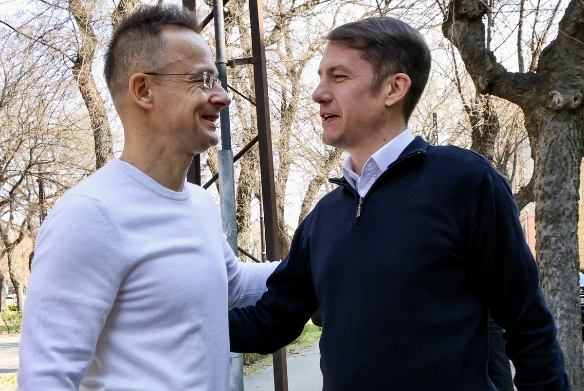 Pásztor Bálint szerint Szijjártó Péter személyében régi barátja és a magyarországi politikai élet egyik legmeghatározóbb alakja látogatott a Vajdaságba. Pásztor a Facebookon írt bejegyzésében hozzátette, hogy Magyarország külgazdasági és külügyminisztere nagyhatalmak vezetőivel tárgyal, most járja az országot is, mégis szakított időt arra, hogy elfogadja a meghívását, és Vajdaságban töltsön egy fél napot