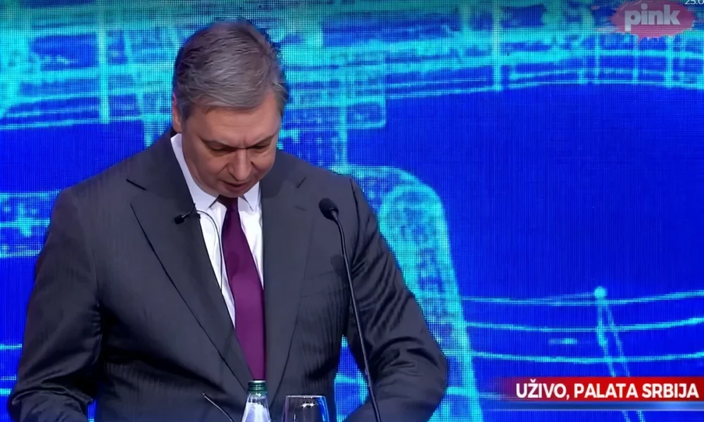 A szerb elnök újragombolja a zakót (Forrás: Screenshot, Pink televízió)