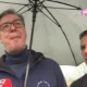 Esőben is hosszasan nyilatkozik a szerb elnök, amikor neki van esernyője, a többiek viszont ázhatnak mellette, kivéve a pénzügyminisztert. Beszél gyorsvasútról, kiállításról, és egy szerb történészről is akit kitiltottak Horvátországból