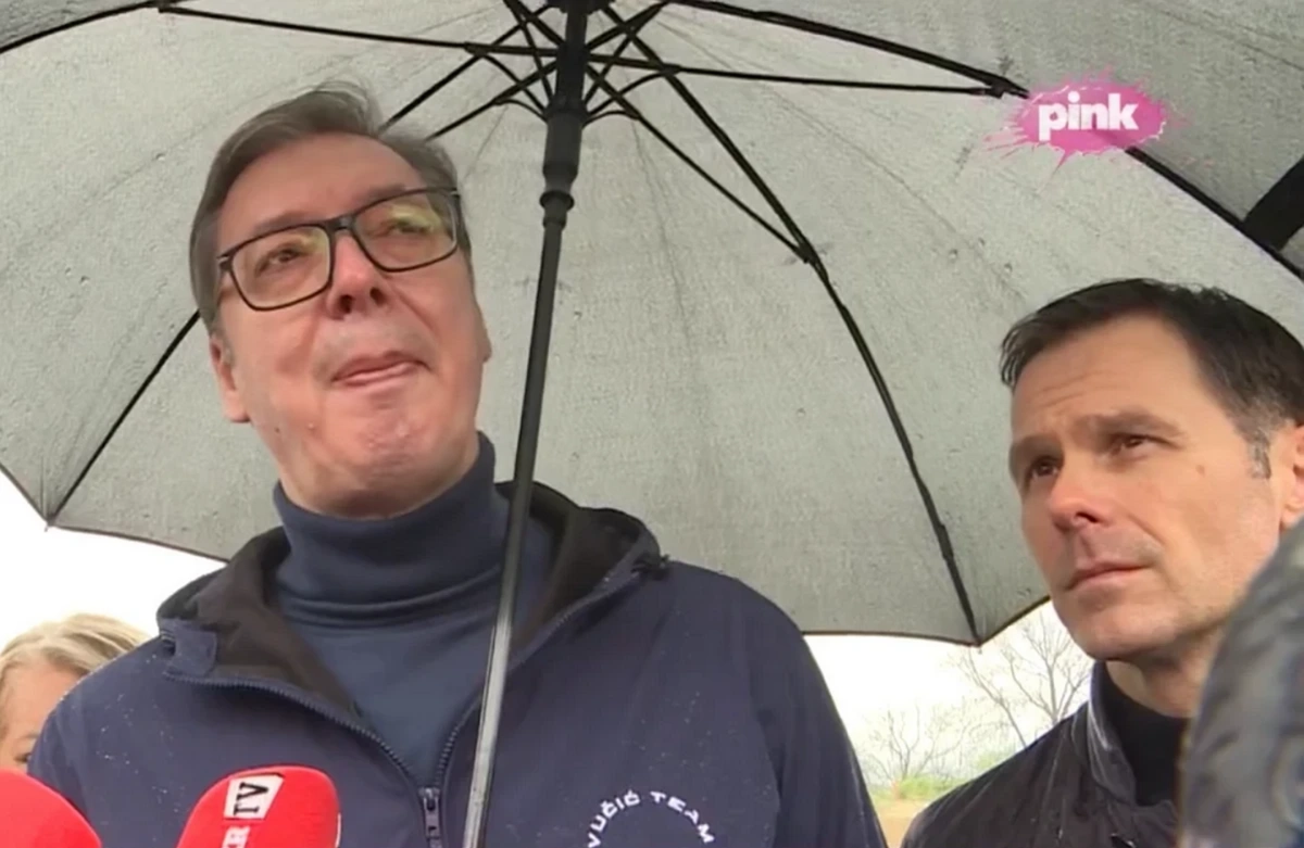 Esőben is hosszasan nyilatkozik a szerb elnök, amikor neki van esernyője, a többiek viszont ázhatnak mellette, kivéve a pénzügyminisztert. Beszél gyorsvasútról, kiállításról, és egy szerb történészről is akit kitiltottak Horvátországból