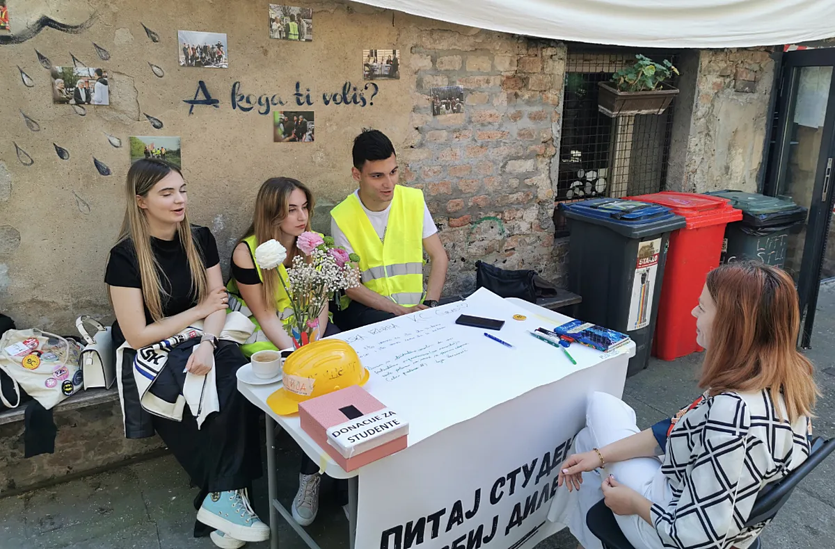 A szerbiai egyetemisták "falusi csoportokat" szerveztek a vidéki lakosság tájékoztatására, "Kérdezd az egyetemistákat" (Pitaj studente!) jelszóval