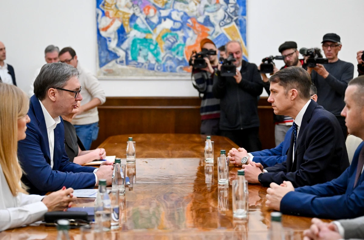 Pásztor farkasszemet néz Vučićtyal