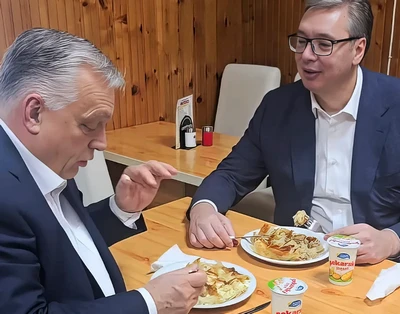 Orbán és Vucic burekozik
