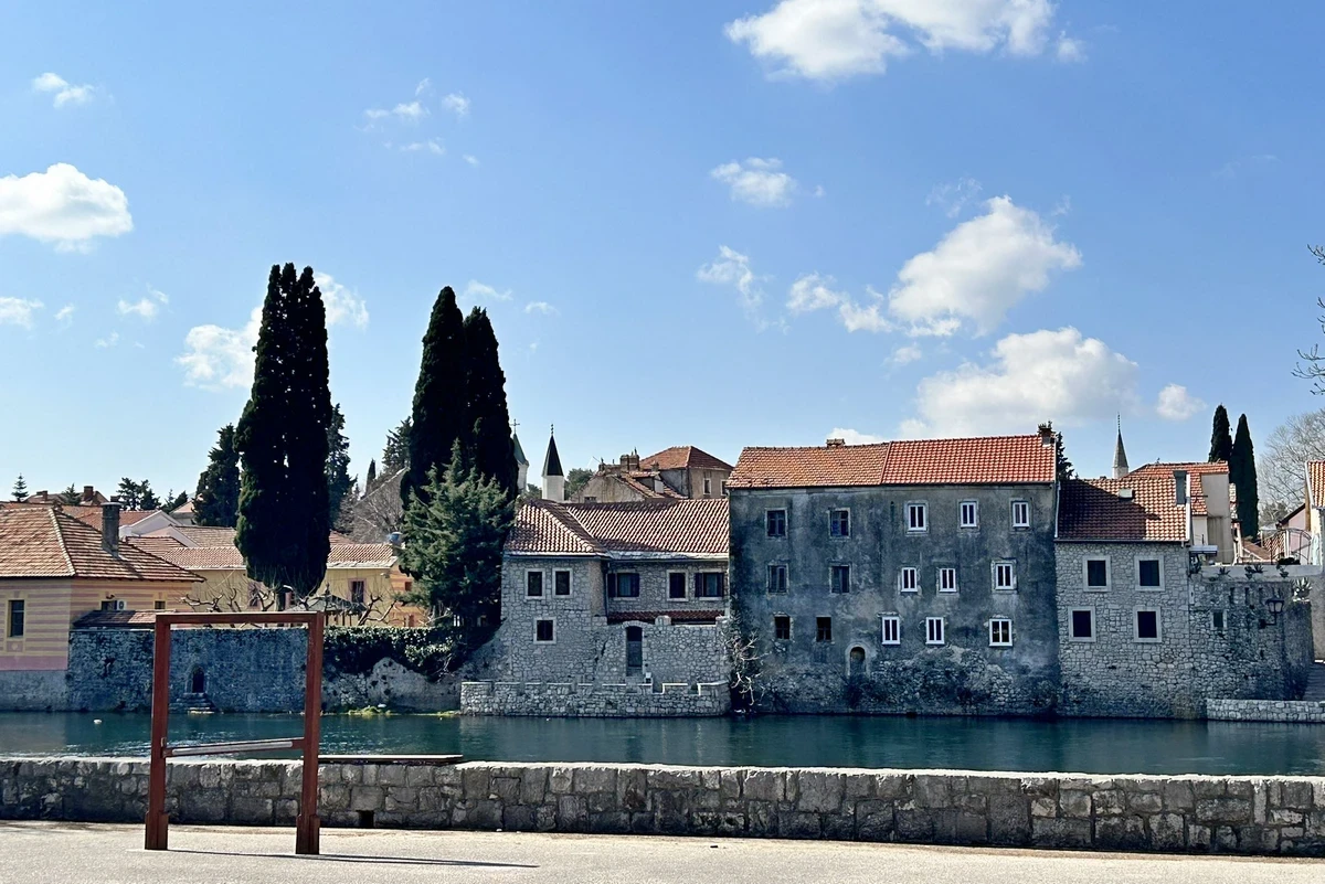 Trebinje házainak egy része a Trebišnjicára épült