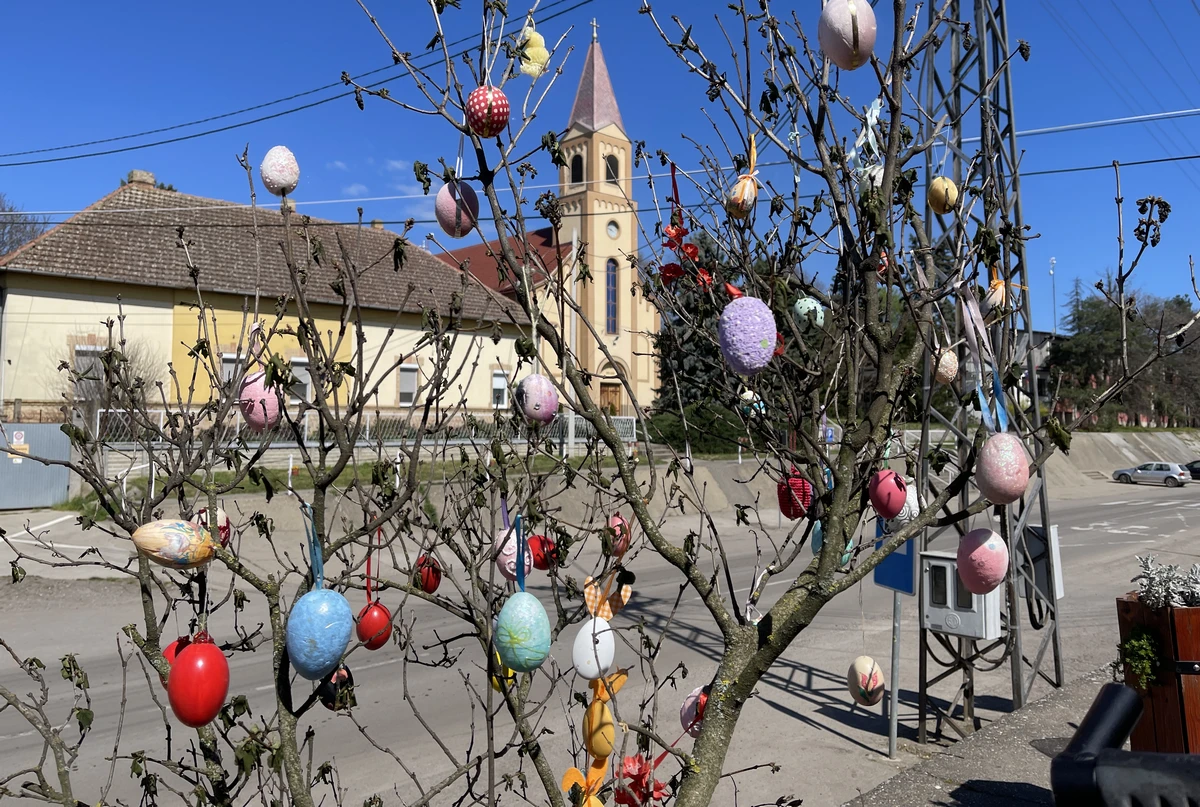 Oromhegyes: ez a csoda még három napig sem tartott 2 Amikor Oromhegyesen járunk, még fel volt díszítve a központban a tojásfa