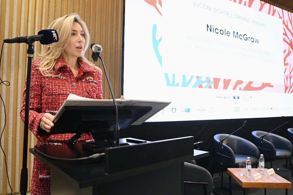 Nicole McGraw amerikai nagykövet - aki "aranykorral fenyegeti" a horvátokat (is) - az utóbbi hetekben több tengerparti városban is járt, például Splitben és Zárában, ahol a horvátországi prémium turizmus fejlesztése iránt érdeklődött abból a szempontból, hogy milyen szerepet játszhatnak az erős partnerségek a jövő alakításában
