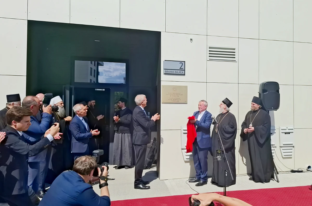 Dušan Bajatović a konzulátus tiszteletbeli konzulja lerántotta a leplet, és ezzel megnyitotta a diplomáciai képviseltet