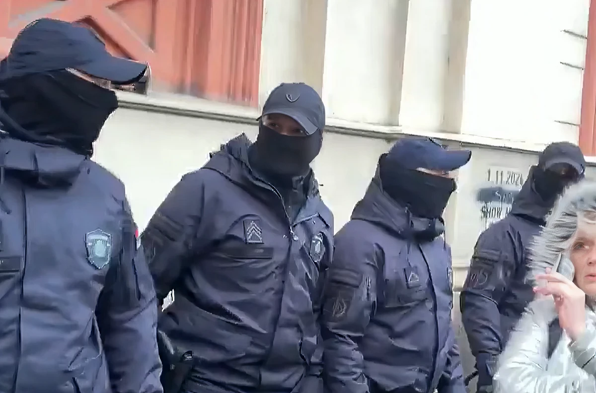 "Burkát" viselő férfiak a rektorátus épülete előtt, a maszkos alakok nem feltétlenül rendőrök, lehetnek akár bérhuligánok is