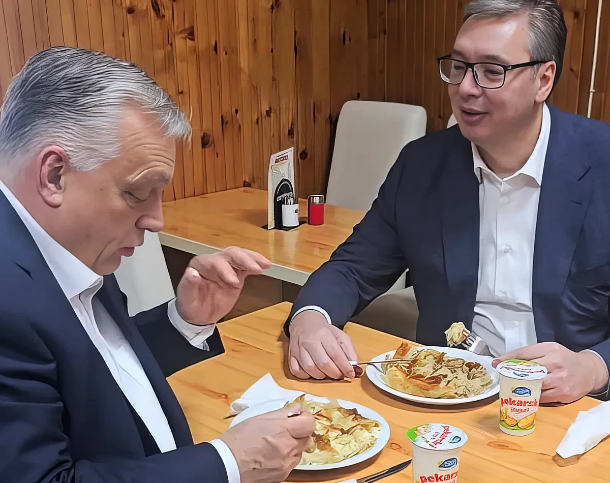 Orbán és Vucic burekozik