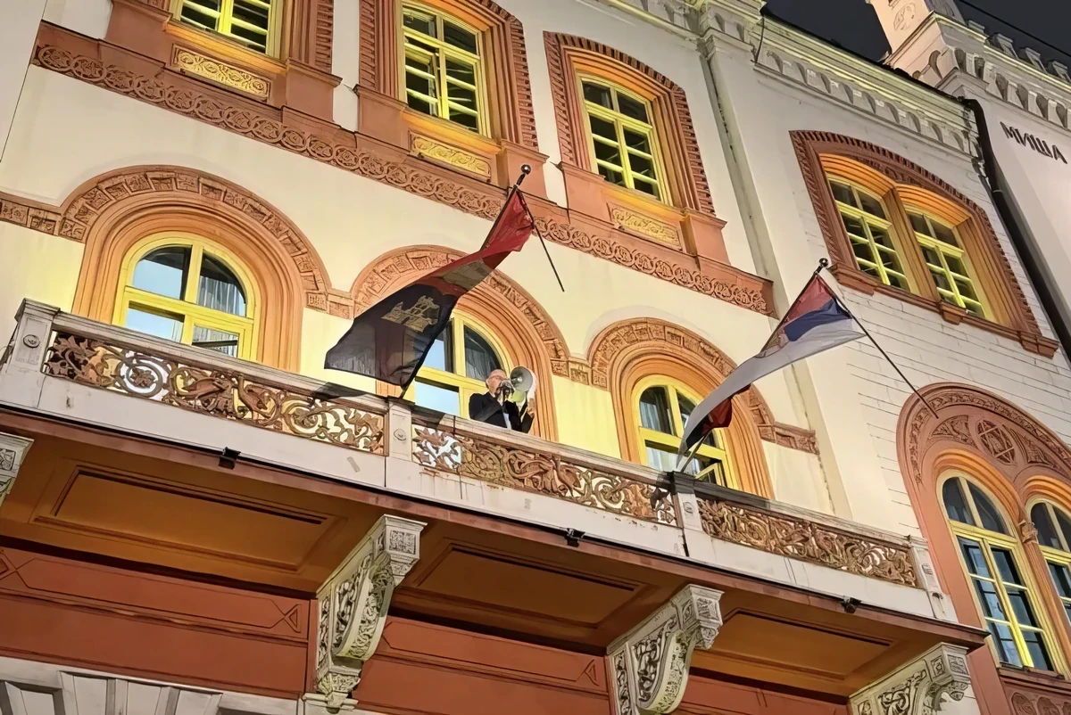 Vladan Đokić, a belgrádi egyetem rektora beszédet mond a rektorátus erkélyéről (Forrás: Naš portal)