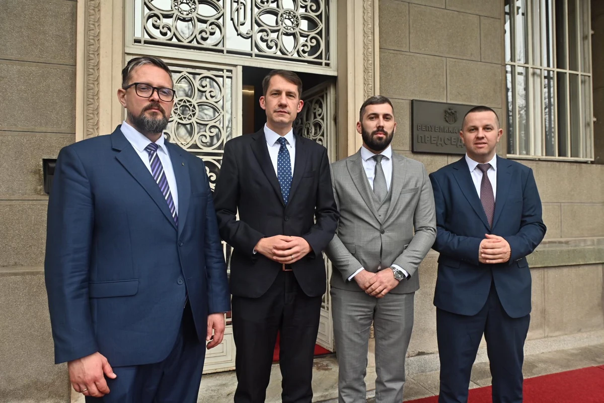 Ők még elmentek az elnökhöz, de azért már megpróbálnak helyezkedni. A VMSZ négyesfogata a szerb elnöki palota előtt